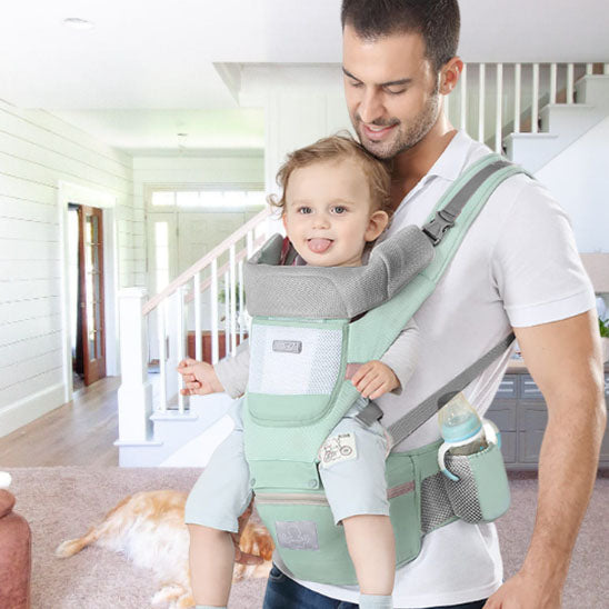bebe dans un porte bebe en avant
