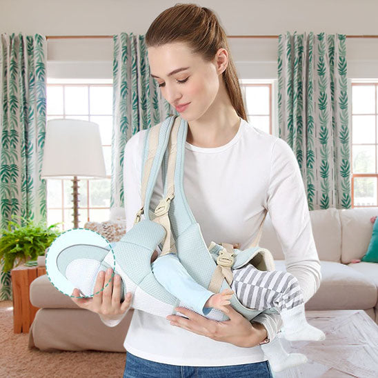 bebe enveloppe dans un porte bebe